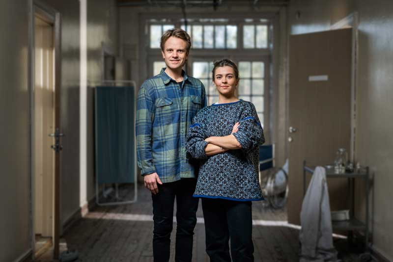 Erik Solbakken og Annika Momrak er programledere for Vettskremt., Norsk TV serie, NRK 2023