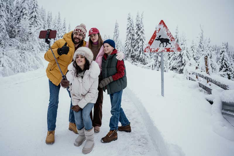 Martin Starr, Zoe Winther-Hansen, Amrita Acharia og Townes Bunner i There’s something in the barn, kino film, Norge 2023